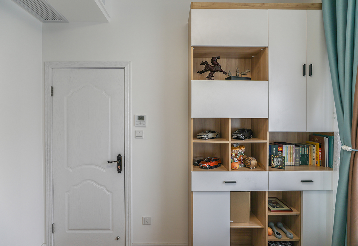 臥室主旨色彩：色彩應(yīng)以統(tǒng)一、和諧、淡雅為宜，對(duì)局部的原色搭配應(yīng)慎重，穩(wěn)重的色調(diào)較受歡迎，本例主要運(yùn)用到木材質(zhì)，張顯簡(jiǎn)樸大方之氣。 
