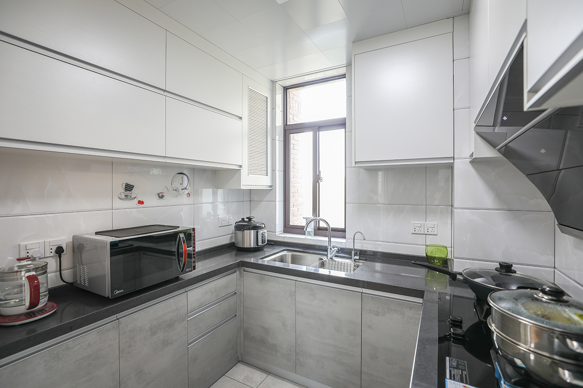 高低錯(cuò)落的柜體，既滿足儲(chǔ)物功能，也滿足了展示柜的展示功能。
