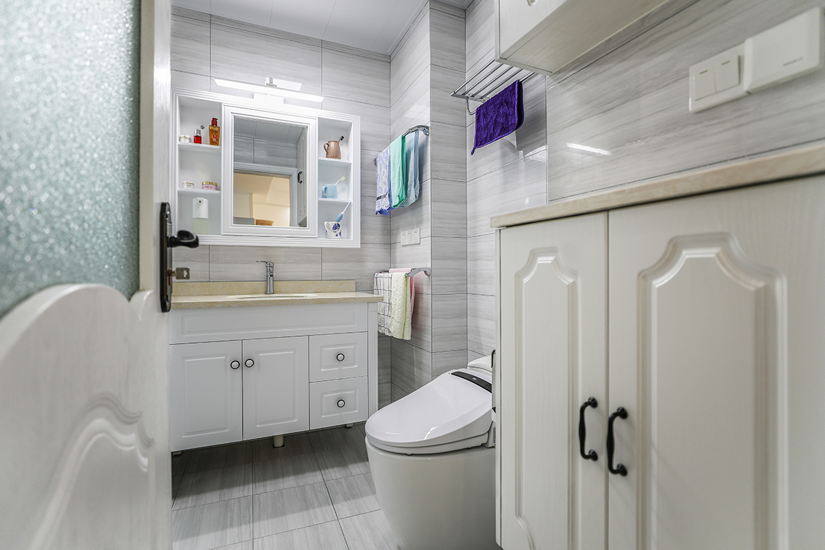 簡(jiǎn)約風(fēng)格是以白色為主，以淺色調(diào)為主要的，所以以簡(jiǎn)約的風(fēng)格的廚房更加展現(xiàn)了文明的安靜的文化底蘊(yùn)。讓更多的顧客享受美好的食物。