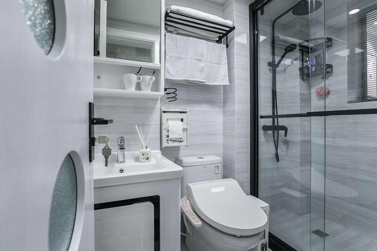 客廳整體風格采用黑，白，灰風格，是當下比較時尚也是小戶型做敞亮的處理方式，在主色調上做了統一，配上跳色的抱枕和淺灰掛畫的裝飾，以至于灰白的空間里不會顯的太呆板.并且由于面積問題
