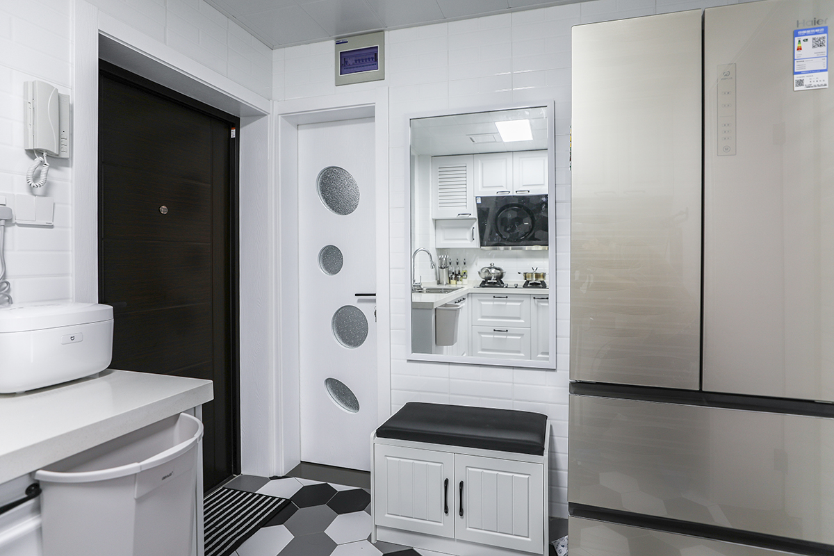 客廳縱橫交錯兼顧起居休閑以及家庭用餐的多重功能