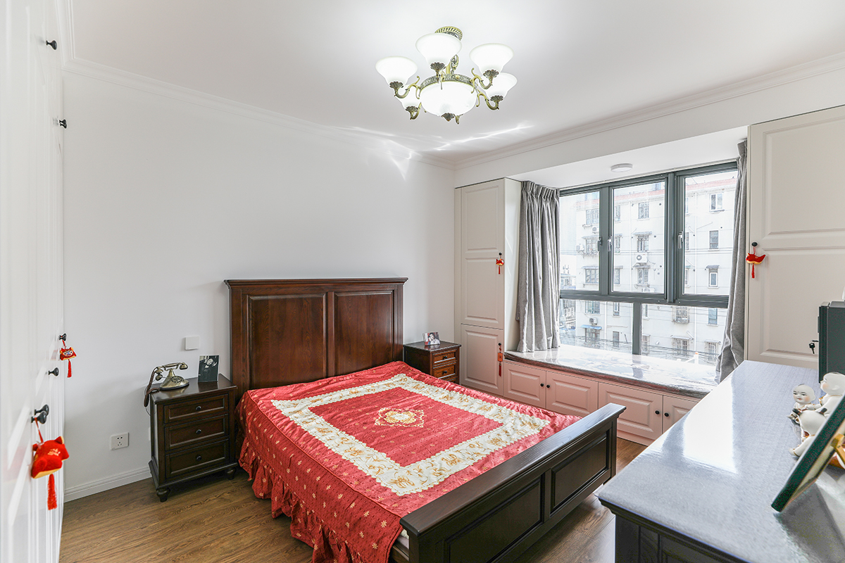 主臥仍舊延續(xù)深色木質床和白色衣櫥的視覺色差，增加色彩的層次，飄窗柜既美觀又實用。
