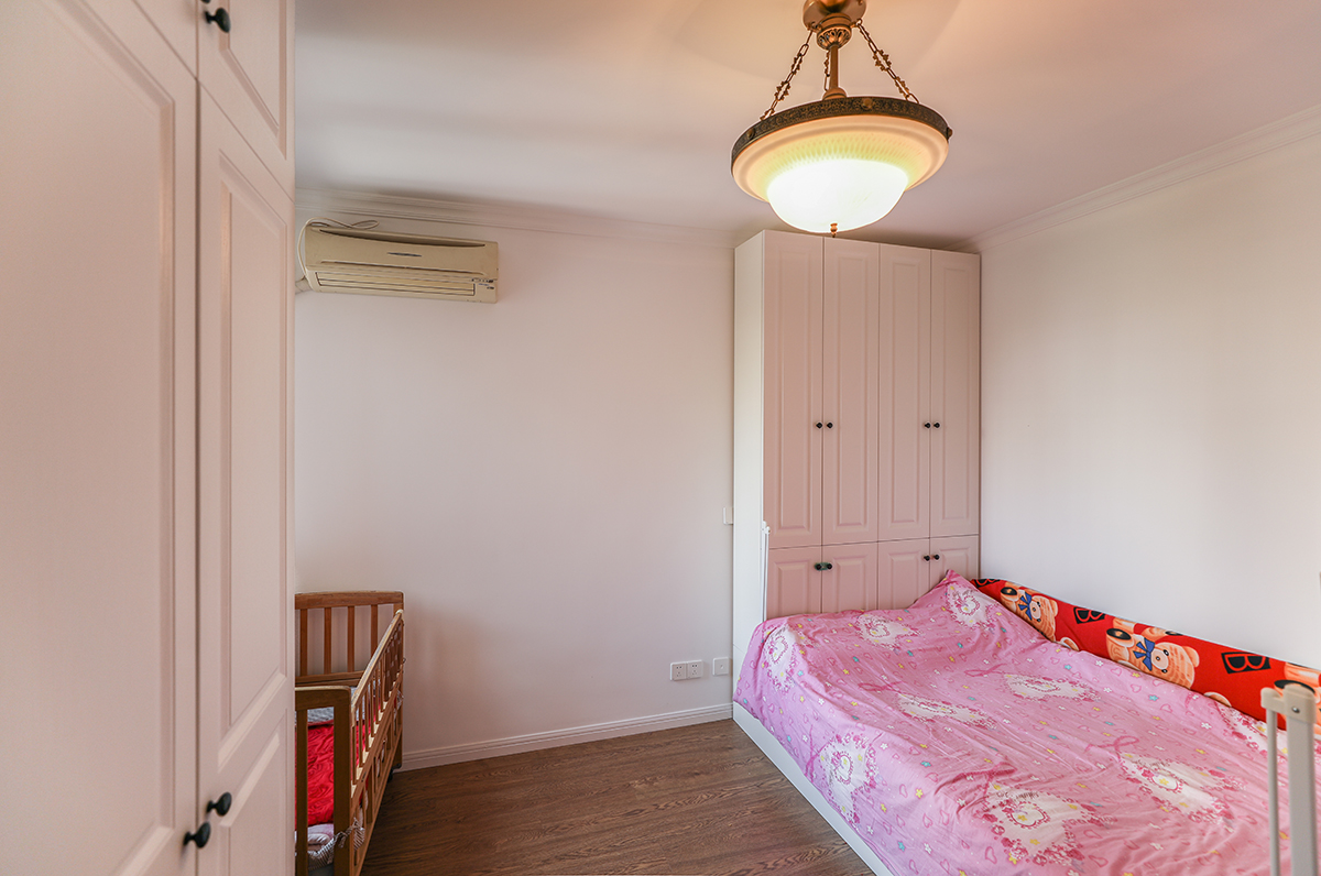 次臥布置較為溫馨，采用帶儲物柜的榻榻米作為床鋪，節(jié)省了室內空間，顯得更為寬闊明亮。 
