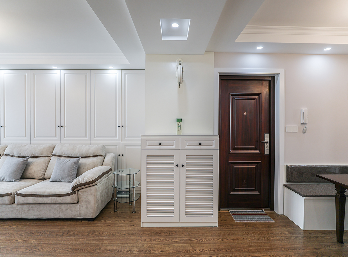 進入了戶門，就可以欣賞到家居空間中對外的公共部分，客廳、餐廳相互獨立卻又共同連成一個大區(qū)域，成為家庭生活的重心。