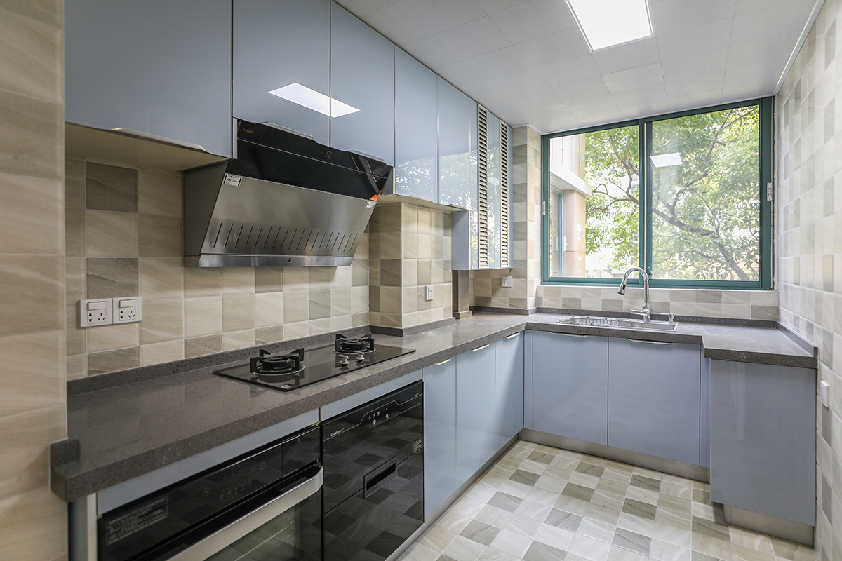 廚房采用灰藍色色系，充分體現簡約風格，側吸的煙機，不銹鋼臺面和灰藍色櫥柜的合理搭配，顯現出客戶的整潔生活，灰色和白色瓷磚的搭配更加的合理大氣，隨著家庭電器的不斷增加使得廚房在設計上對于電器的需求充分合理的安排。
