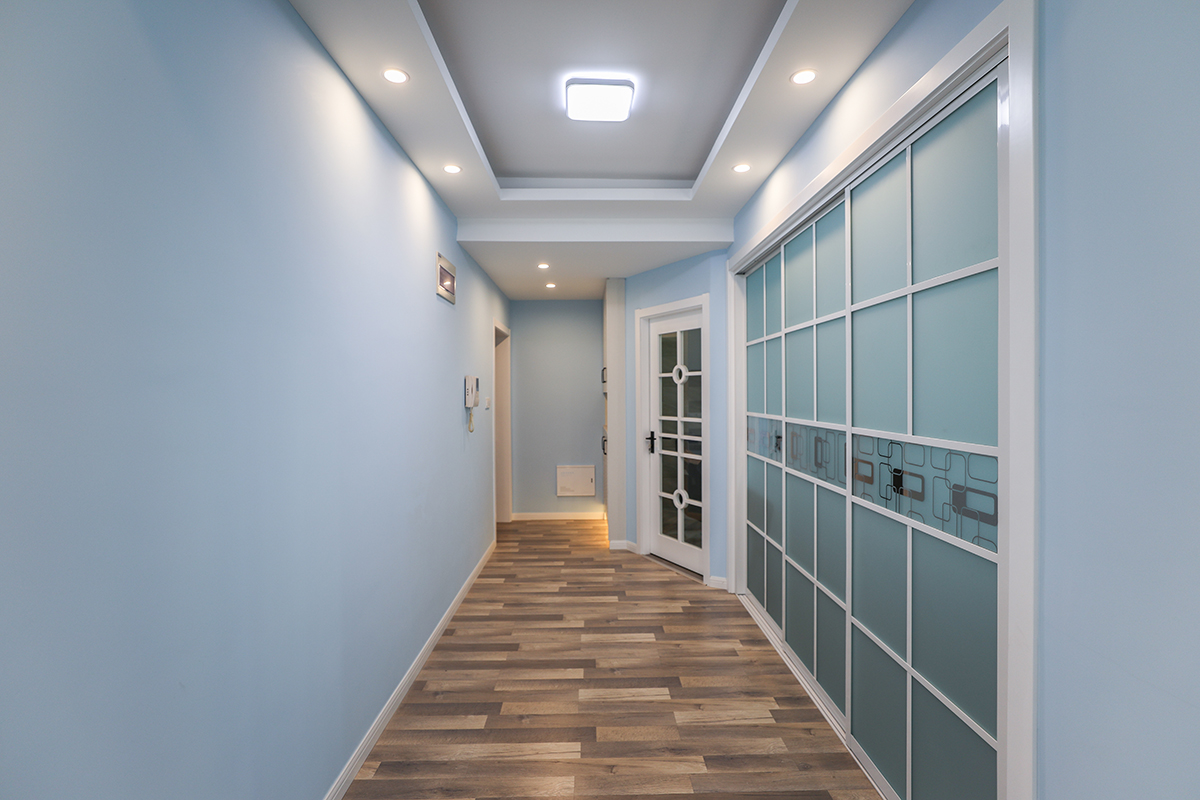 進門鞋柜的設計采用燈帶式下光補充設計，中間段采用大理石臺面，非常的實用和簡潔，使得格調非常的新穎，整體格調非常的干凈清爽。
