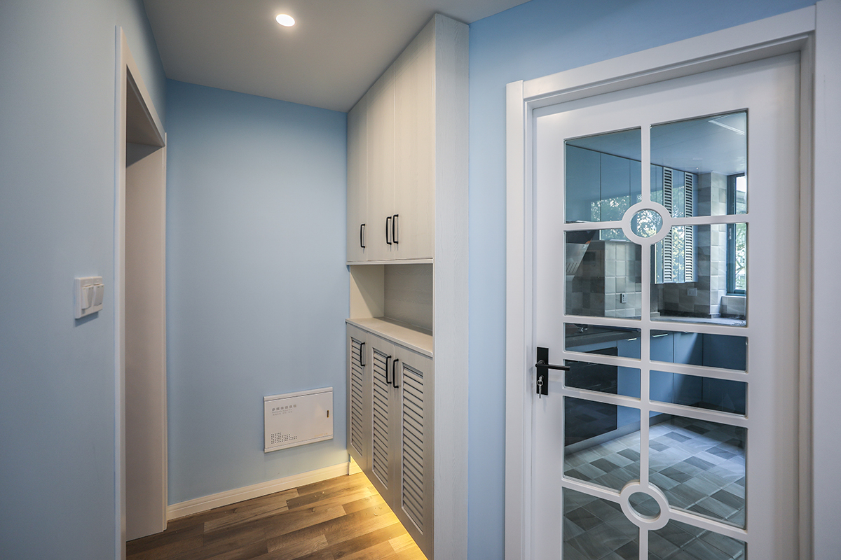 進門鞋柜的設計采用燈帶式下光補充設計，中間段采用大理石臺面，非常的實用和簡潔，使得格調非常的新穎，整體格調非常的干凈清爽。