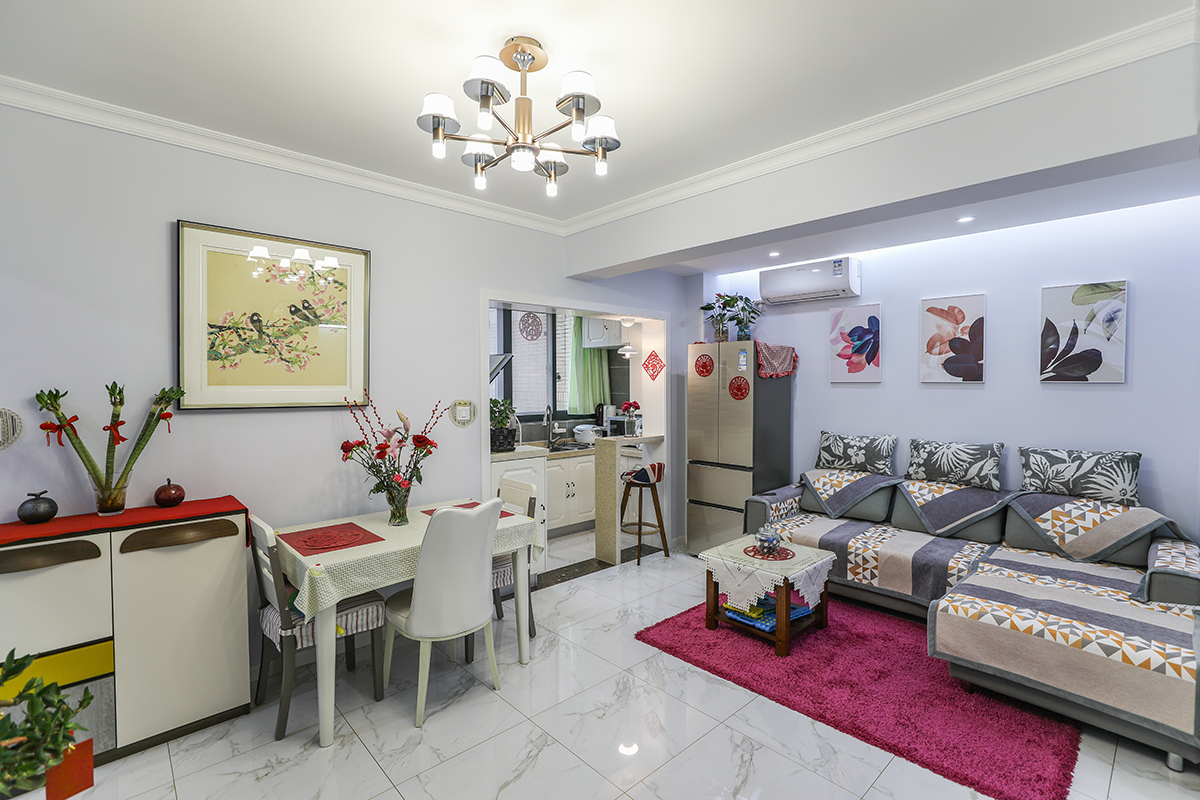 客廳作為全屋的顏值擔(dān)當(dāng)，果然沒有讓這個家丟臉。淺灰色亞麻沙發(fā)和造型奇異的茶幾組合，可以說是北歐風(fēng)的典范。
