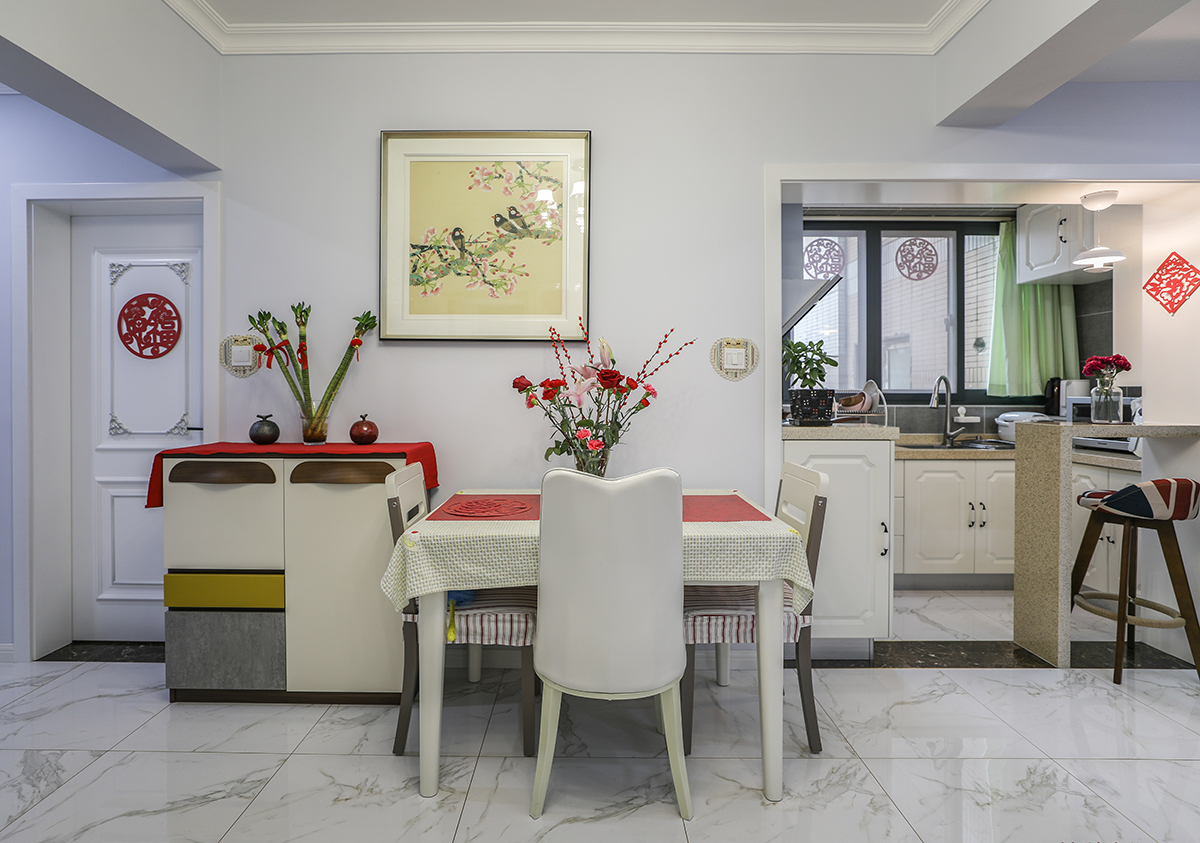 餐廳設(shè)計，為了用餐時的舒適度，采用了簡約的餐桌椅組合，再配上北歐風(fēng)格多色抽屜的餐邊柜，簡單大氣而且實用。
