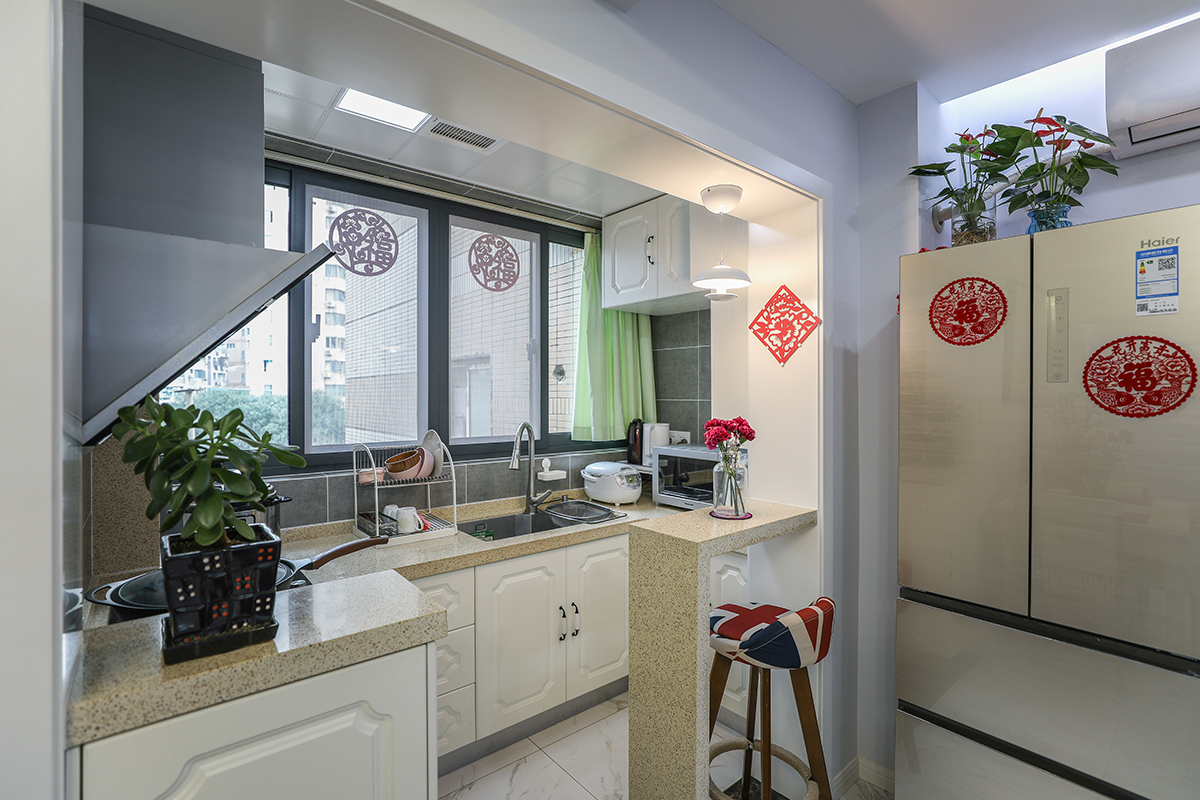 廚房，白色拉門設(shè)計，十分透亮，烹飪時操作線路相當(dāng)流暢咖啡色的櫥柜臺面調(diào)和了廚房瓷磚的清冷感，讓整個空間更加柔和。值得一夸的是廚房的小吧臺，起到了畫龍點睛的作用。
