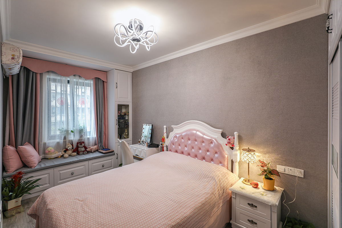 次臥也顯得十分公主氣質(zhì)，飄窗柜的設(shè)計即增加了收納功能，又給業(yè)主增添了一個一直想要的飄窗。節(jié)省空間，收納功能更強
