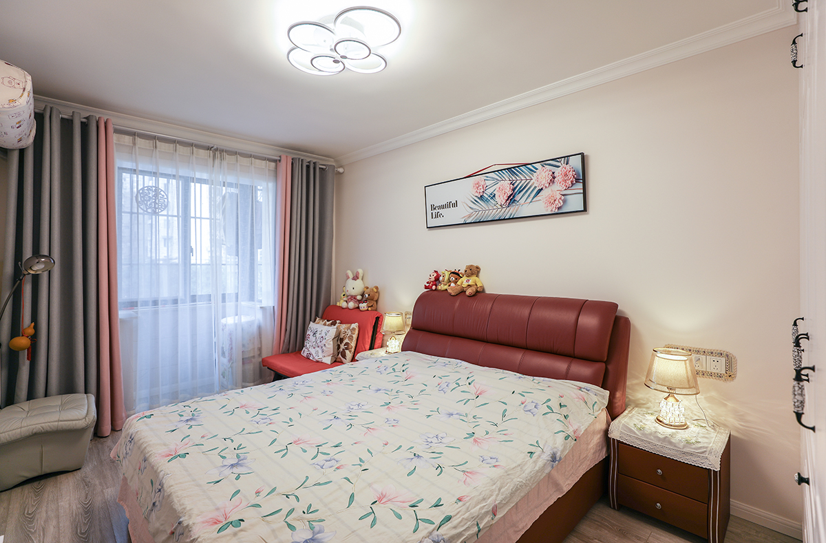 利用簡潔的線條和強烈的色調(diào)對比，把溫馨和清爽全面呈現(xiàn)，給人耳目一新的感覺，拼色的窗簾讓主臥的顏值又提升了許多
