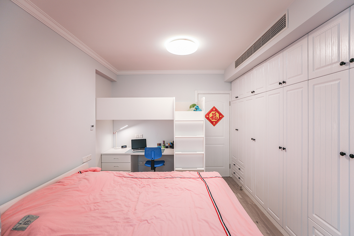 廚房的櫥柜是定制柜子，明亮干凈又不顯單調，柜門更是被精心設計的最佳證明。
