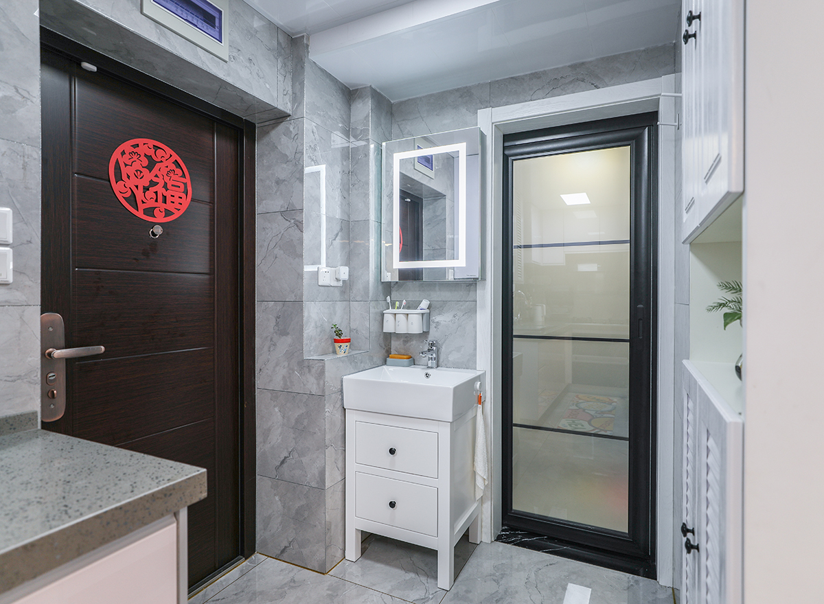 臥室就是為了滿足睡眠需求，所以一切從簡，組合柜的設計大大增加了儲物空間，生活用品有地可放，讓空間更顯整潔。
