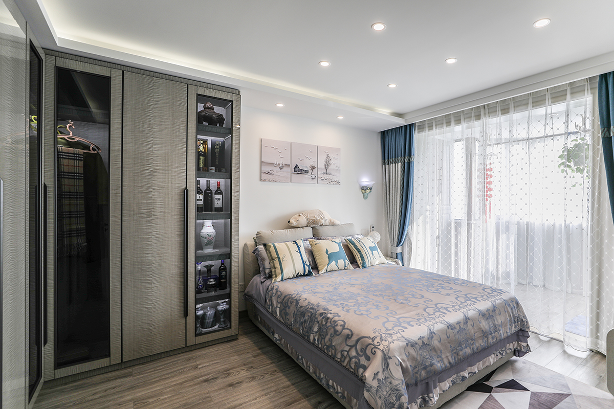 臥室無主燈吊頂，頂面干凈簡潔，床頭頂面做燈槽，間接照明晚上起夜不刺眼，轉角衣柜擁有大容量的儲物空間，深色木紋顯得空間更為穩重和業主的性格相輔相成。鏡面柜面加以柜燈更好的起到展示的作用。
