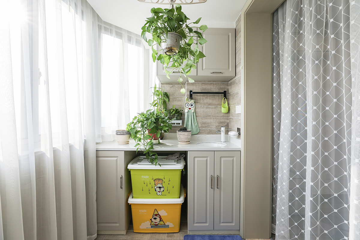 陽光、輕紗、綠植、充足的儲物空間，沒有比這更好的陽臺啦，頂面的平頂造型及安裝窗簾盒不會有多余的繁瑣和累贅，清風徐來帶來午后陽光的愜意。