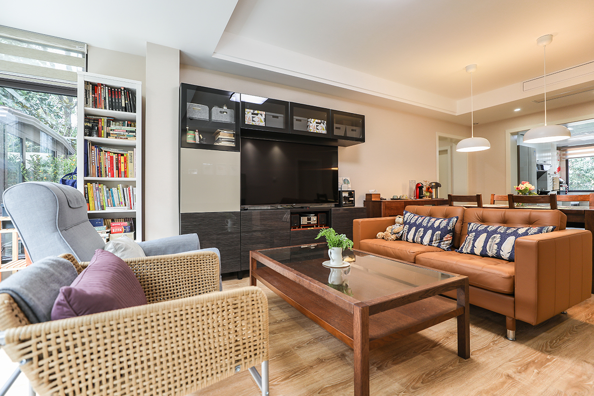 業(yè)主在選擇家具的時候，以簡單的線條為準。比如黑色的電視柜、咖啡色的沙發(fā)，還有一只書香氣息很重的藤椅，配上原木色地板，整體相結合。把家具的層次，空間的大小，整個客廳的色調(diào)井然有序，很有條理的處理好。原木色的桌椅，放在沙發(fā)背后，配上三個簡潔的簡約燈，整個空間顯得格外和諧?，F(xiàn)代室內(nèi)家具、燈具和陳列品的從整體空間的設計主題開始。家具應依據(jù)人體一定姿態(tài)下的肌肉、骨骼結構來選擇、設計，從而調(diào)整人的體力損耗，減少肌肉的疲勞。燈光設計的發(fā)展方向主要有兩大特點：一是根據(jù)功能細分為照明燈光、背景燈光和藝術燈光三類，不同居室燈光效果應為這三種類型的有機組合；二是燈光控制的智能化、模式化，也即控制方式由分開的開關發(fā)展為集中遙控，通過設定視聽、會客、餐飲、學習、睡眠等組合燈光模式來選擇最佳的效果。對于陳列品的設置上，應盡量突出個性和美感。
