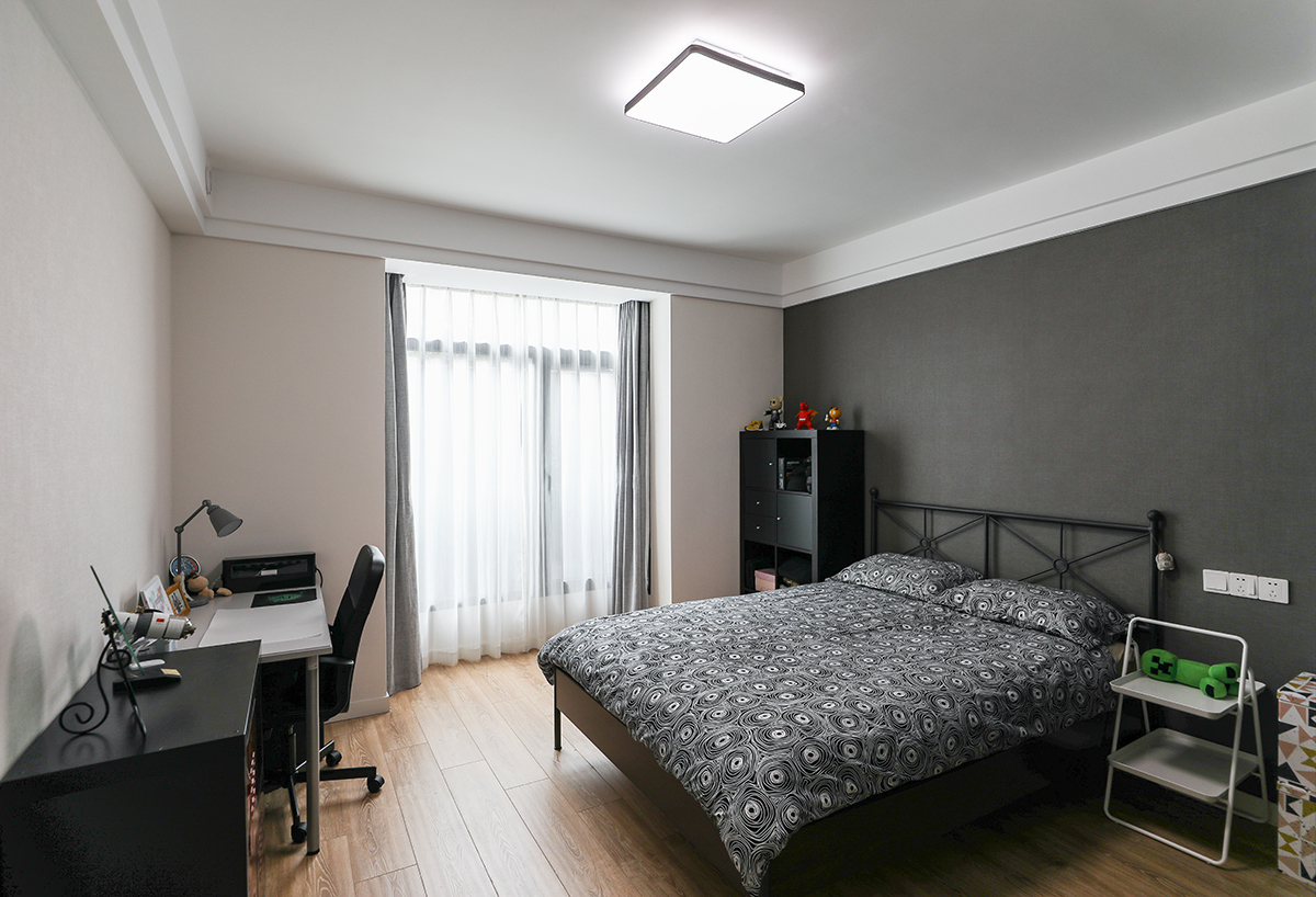 簡單的黑色家具床、組合柜，原木色的地板都是現(xiàn)代簡約里經(jīng)常選擇性最多的顏色，也深受很多人的喜愛。
