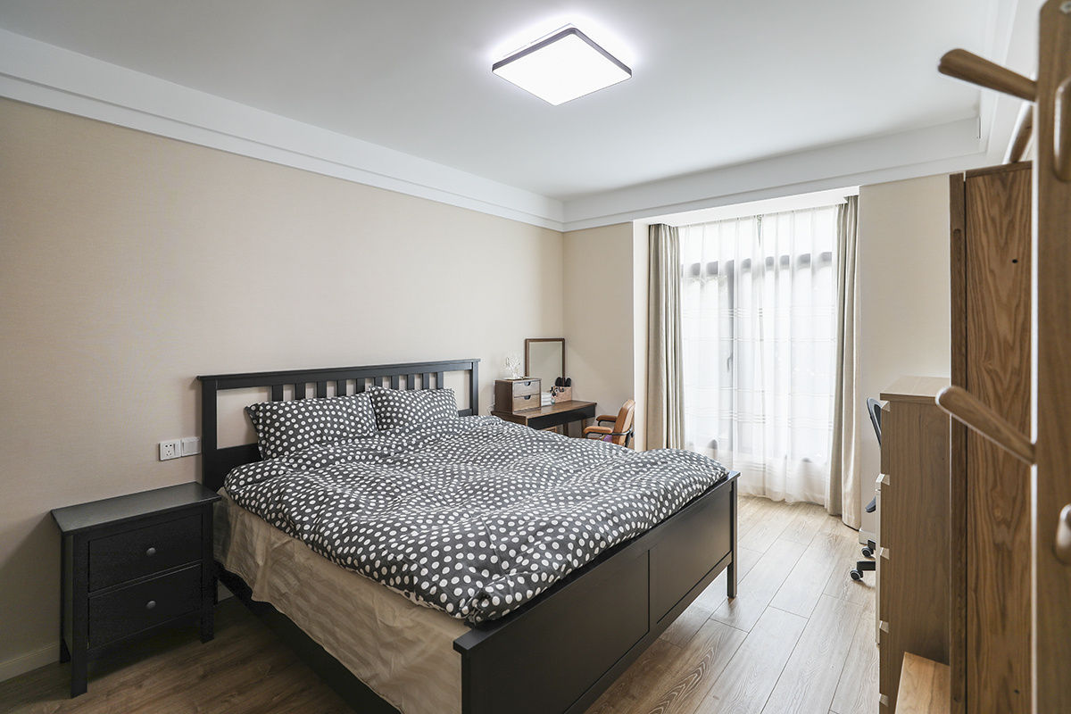 簡單的黑色家具床、組合柜，原木色的地板都是現(xiàn)代簡約里經(jīng)常選擇性最多的顏色，也深受很多人的喜愛。
