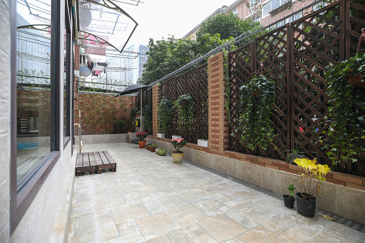 天井地面貼仿古磚，樓梯踏步用防腐木，墻磚選用外墻磚，院子里用的是防腐木圍欄，充滿文藝氣息。