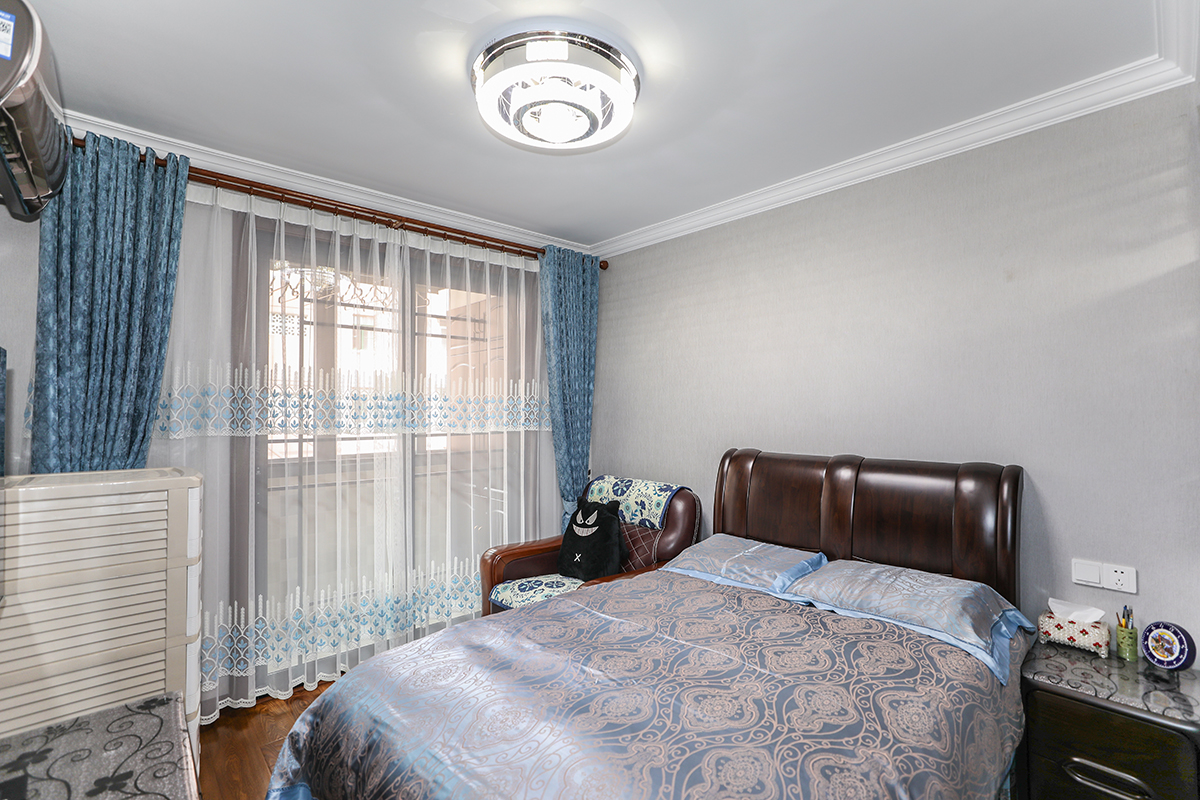 小臥采用了經典灰色的背景色，配以柚木色的家具，將現代與中式融合，享受現代生活方便的同時，又如古人休閑自得
