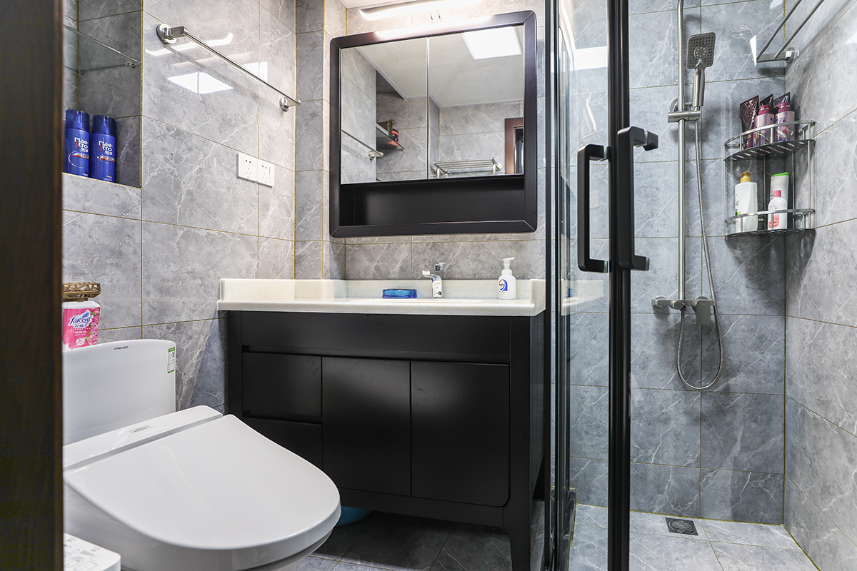 不大的衛(wèi)生間，采用了深灰色的墻地磚，整體大磚將不大的衛(wèi)生間保持了很好的整體性，深灰配以了黑色臺盆，凸顯了主人穩(wěn)重的氣質和追求時尚的心
