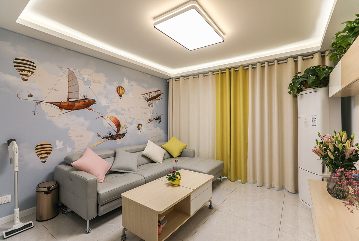 電視墻沒(méi)有多余的繁雜的設(shè)計(jì)，原木家具的選擇更好的補(bǔ)充了電視墻的空白，電視柜上的小擺件使整體畫(huà)面，感簡(jiǎn)約而不單調(diào)，植被的過(guò)渡更是整個(gè)空間充滿了生機(jī)。
