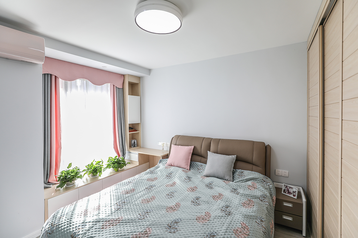 原木色與白色、藍(lán)灰色相結(jié)合，地面用灰色地板。家具定制木質(zhì)柜，保持一致原木質(zhì)感的床和電視柜，
