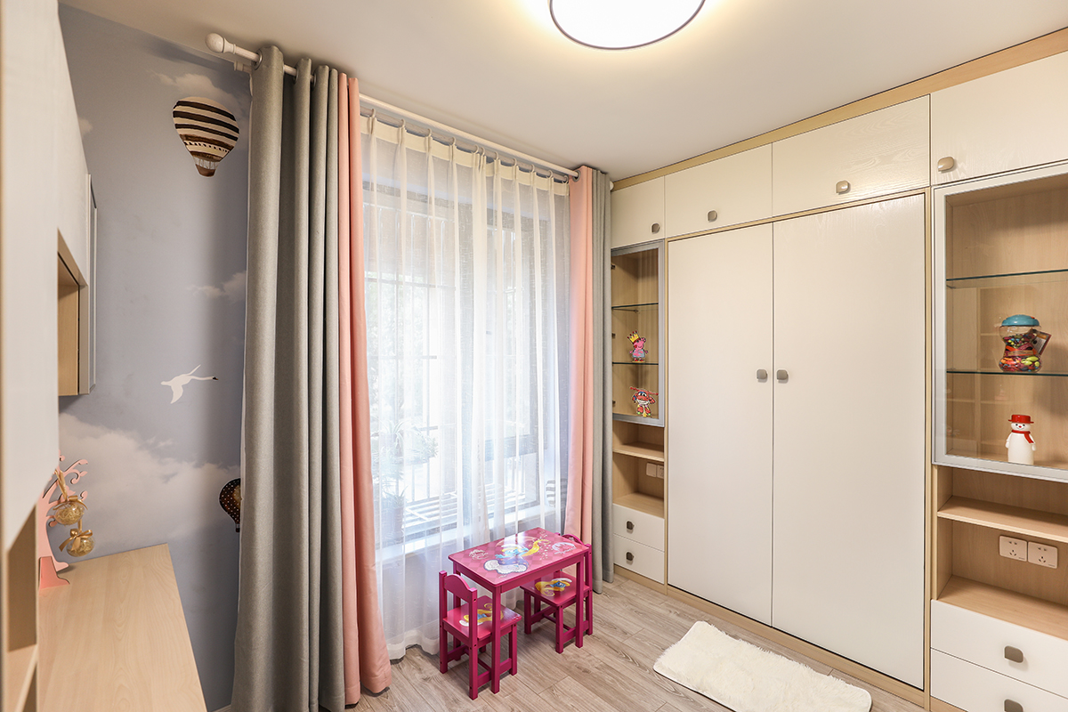 原木色與白色、藍(lán)灰色相結(jié)合，地面用灰色地板。家具定制木質(zhì)柜，保持一致原木質(zhì)感的床和電視柜，
