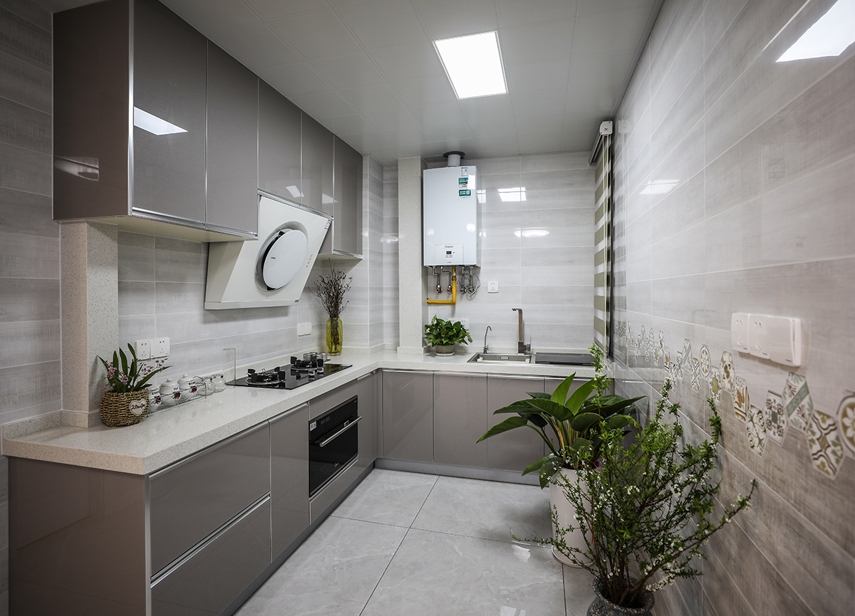 灰色的墻磚、地磚，搭配銀灰色的櫥柜，整個(gè)色調(diào)簡(jiǎn)單又大氣，低調(diào)而又不張揚(yáng)。
