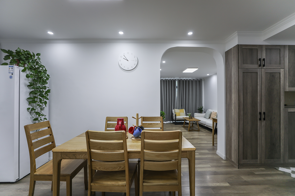 有開(kāi)有合的餐廳儲(chǔ)物柜包容居者各類喜好。你可以在此放置美酒放松小酌，也可以是書(shū)本以供茶余飯后的品讀。而為了將該區(qū)域打造成重要的社交空間，餐桌依然延續(xù)了原木風(fēng)格，簡(jiǎn)約、干凈且實(shí)用。
