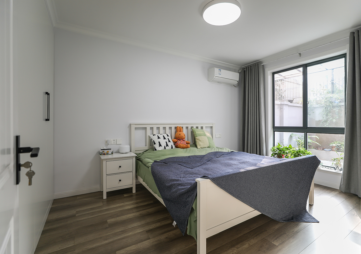 主臥的設(shè)計(jì)去繁求簡(jiǎn)，沒(méi)有強(qiáng)烈的要素碰撞，只留下家的自然寧?kù)o。原先窗位置敲低，做出了一個(gè)落地窗的效果，這也是業(yè)主一直想要的。
