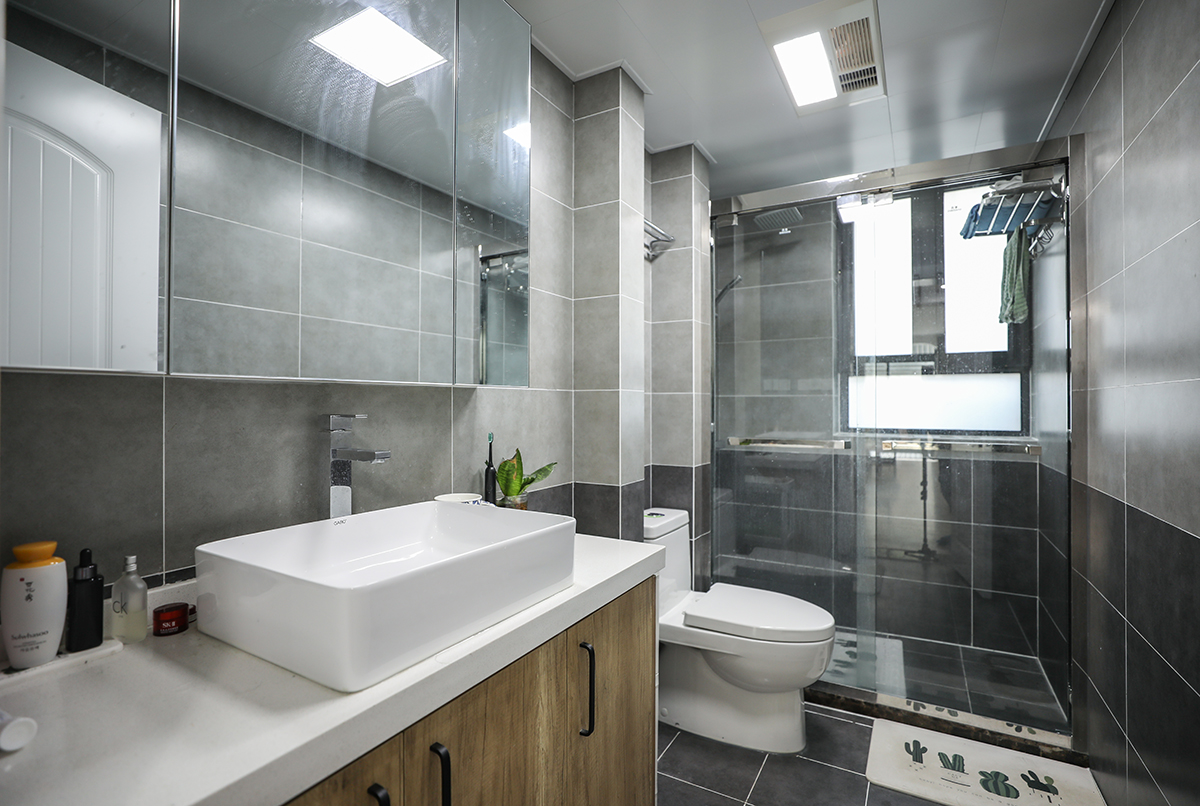 得益于充足的采光，主衛(wèi)采用了黑灰色瓷磚及大理石，營(yíng)造出內(nèi)斂、輕奢的高級(jí)質(zhì)感。
