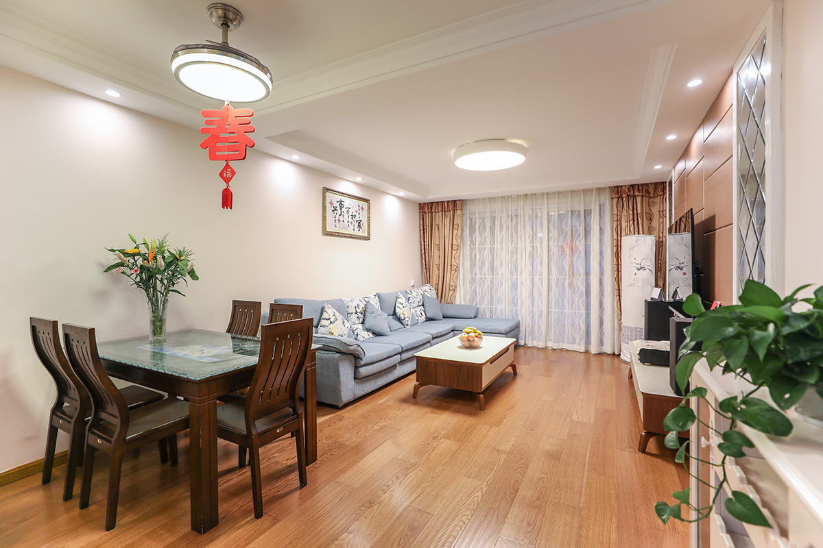 原有餐廳與客廳的墻體打通是的空間融為一體，使得空間更為開闊，頂面造型頂起到區域劃分的作用，石膏線勾勒頂面簡潔而不單調。
