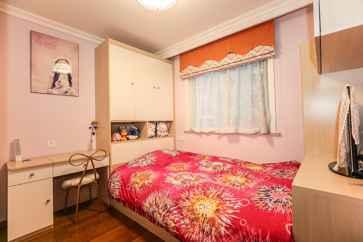 女兒房整體配色未粉色配以原木榻榻米柜體象牙白柜門板，空間配色柔和舒適。榻榻米組合書桌充分利用空間。再多的物品也有地方儲物。
