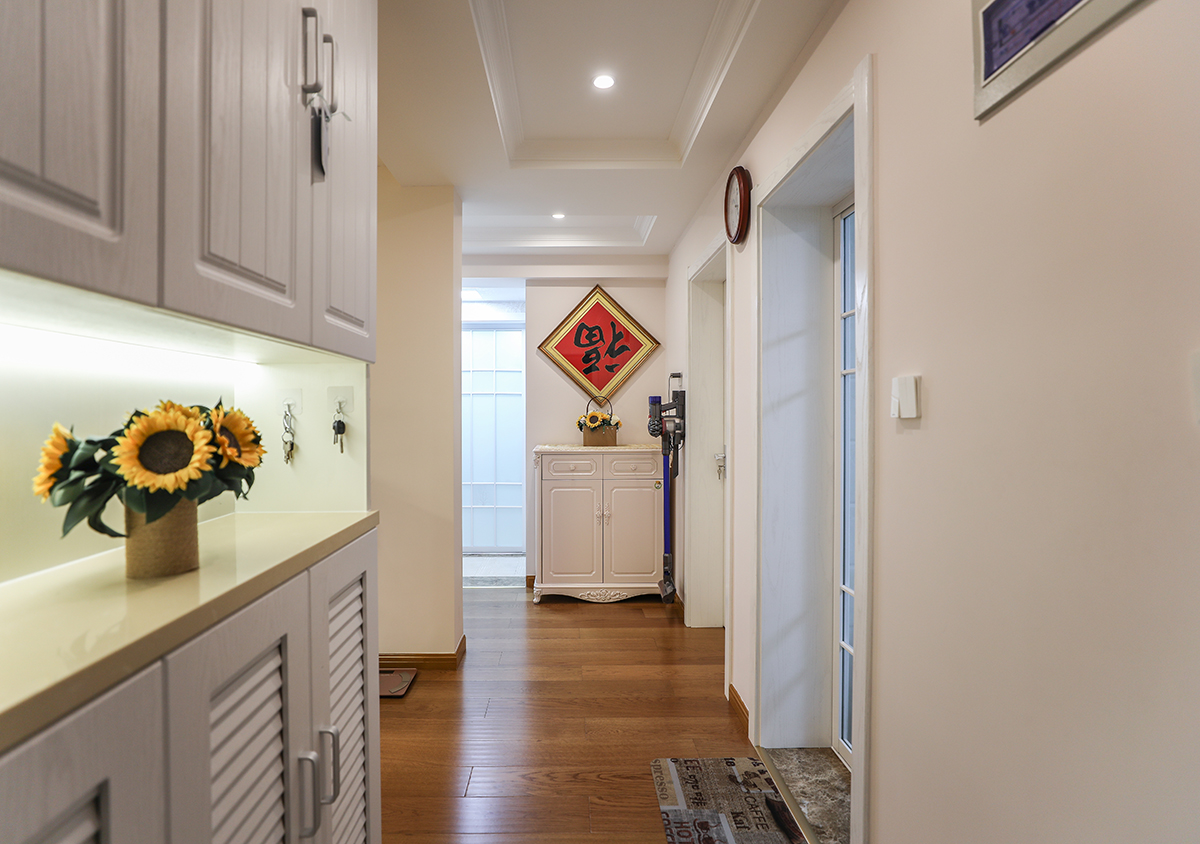 入戶玄關柜鏤空處的燈帶處理增加了入戶玄關處的光照度，下柜左百葉柜門增加了透氣性，入戶正前方壁柜即起到了裝飾作用同時也增加了儲物空間。