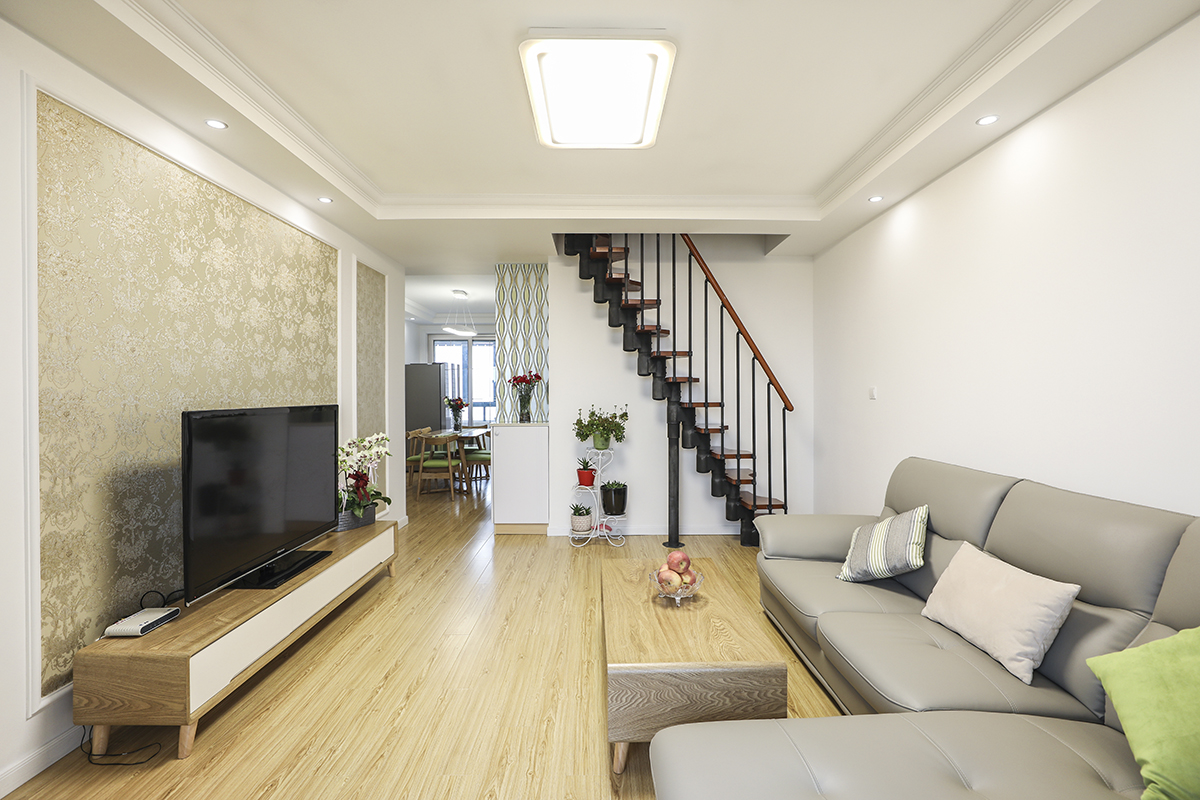 客廳整體風格采用墻紙加上涂料搭配，是當下比較時尚也是板式的處理方式，在顏色上做了統一，配上精致的 線條裝飾，把板式的硬線條做了軟性富有穩重。
