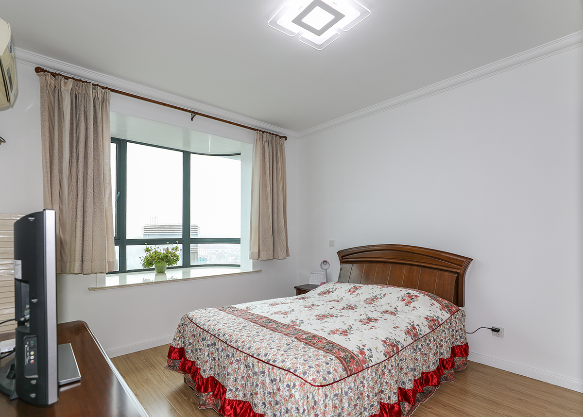 次臥簡單大方，床頭背景利用墻面分色凸顯業主的喜歡。
