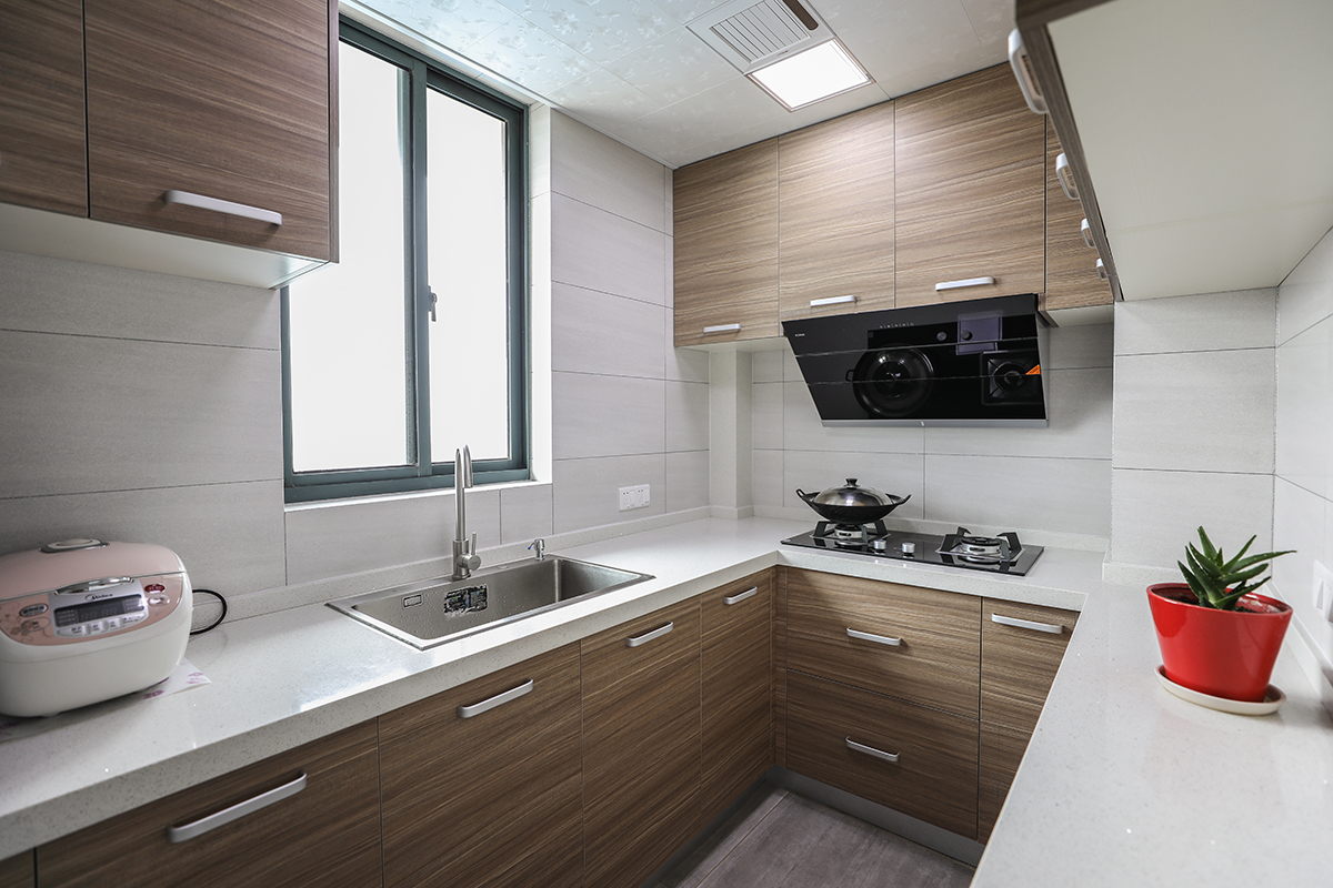 廚房采用灰色系墻面磚，顯得不是很單調，光板門板造型，方便打理。
