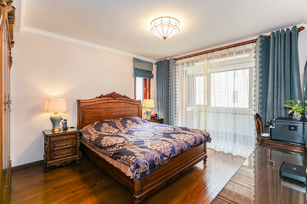 臥室胡桃木色家具彰顯沉穩，家具大氣有質感，進而延伸美式韻味。隱蔽式衣帽間貫穿衛生間，整體感更強，增加了儲物空間的同時合理利用空間，讓衣帽間和衛生間完美過度，套間讓生活更便利。
