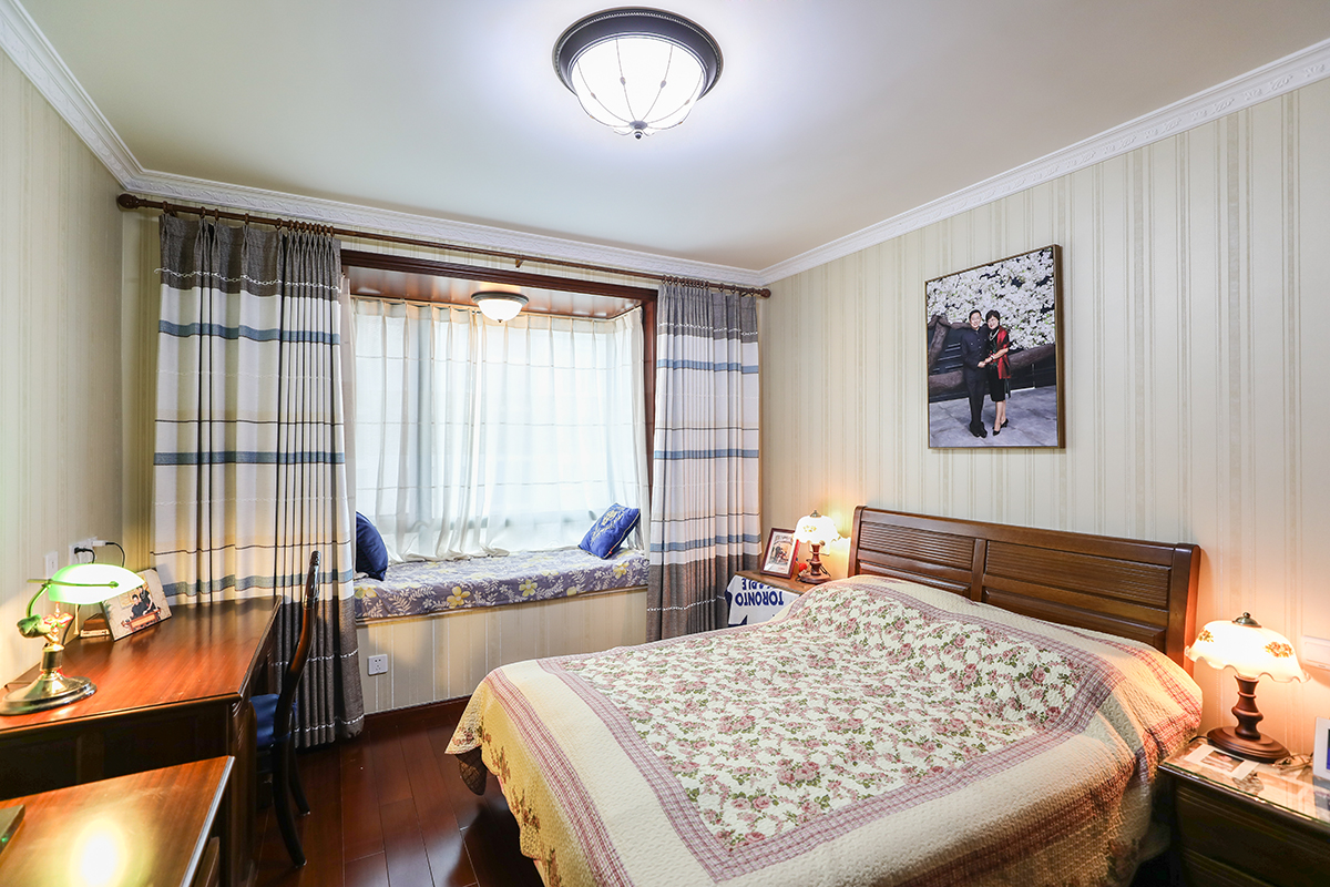 臥室布置較為溫馨，作為主人的私密空間，主要以功能性和實用舒適為考慮的重點，多用溫馨柔軟的成套布藝來裝點。風格色彩搭配較為單一，沒有過多的靚麗的色彩，整體給人感覺非常的明亮，讓人一眼看上去非常的溫暖。在淺色條件下，可以選擇一些深色裝飾品來裝飾。
