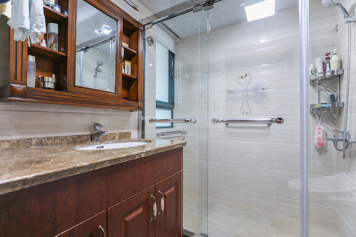 衛(wèi)生間定制了適合尺寸的浴室柜，可以挑選符合自己風格和喜好的臺面材質和顏色，業(yè)主使用下來的感受是這個浴室柜相當實用，里面可以大量儲藏衛(wèi)生間的物品，臺面也是有很大的空間放置物品。
