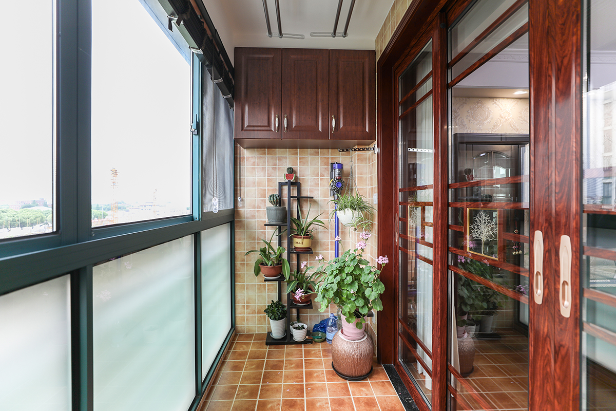 陽臺墻地磚選擇了復古的仿古磚，陽臺柜的打造可以滿足陽臺的日常儲物。
