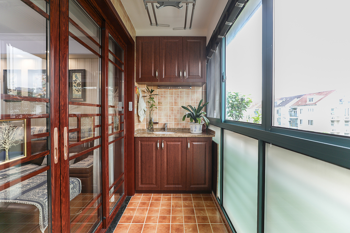 陽臺柜的設計又結合了臺盆柜的功能，業(yè)主喜歡在家閑暇時光養(yǎng)養(yǎng)花，這樣也方便了陽臺小物品的清洗，節(jié)省了到廚房衛(wèi)生間接水的時間。