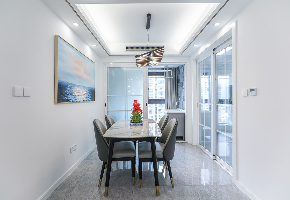 餐廳：餐廳和客廳的融合，無(wú)論室色彩，硬裝，配飾，燈具等等，都達(dá)到了非常程度上的美感。
