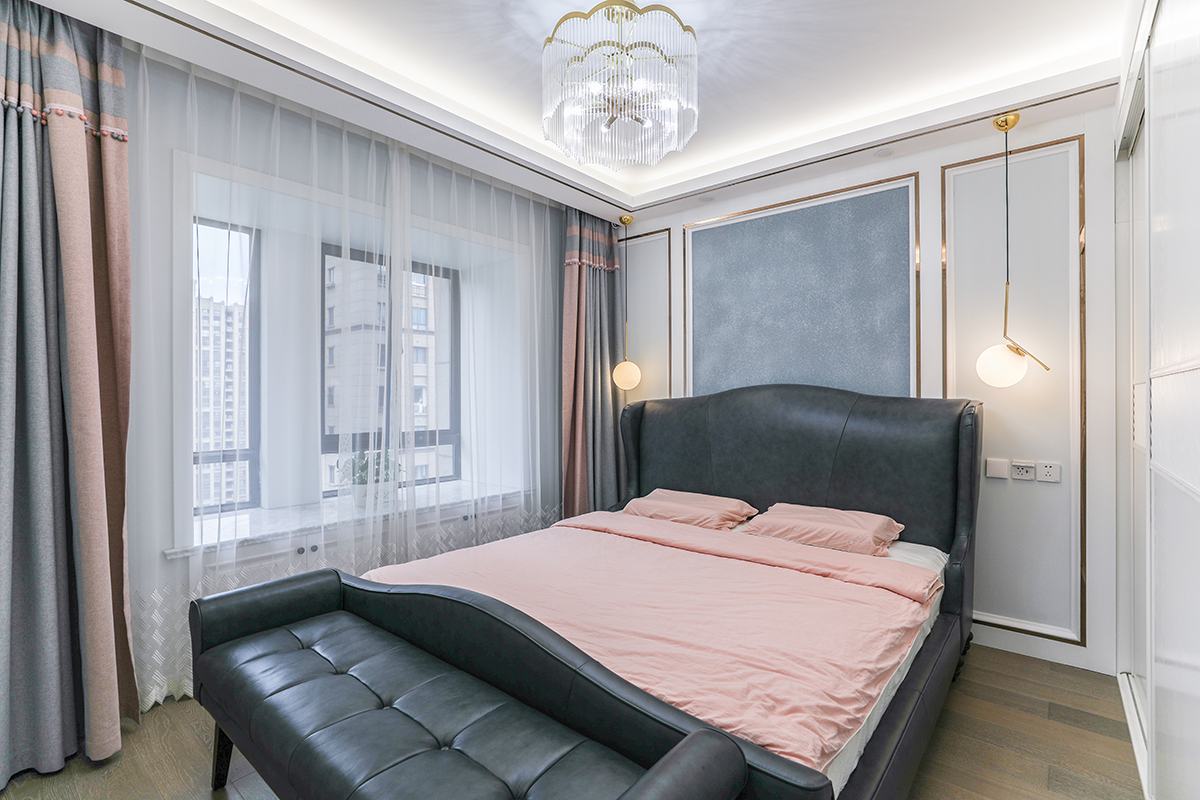  主臥：簡(jiǎn)潔明亮的背景墻木飾面線條，灰褐色的硅藻泥背景墻，高級(jí)灰的床鋪，金屬元素及軟裝配飾，已經(jīng)室這個(gè)空間配飾里不可缺少的元素了，極簡(jiǎn)，奢華，高雅，平和，不失貴族氣息，但又顯得如此的低調(diào)。
