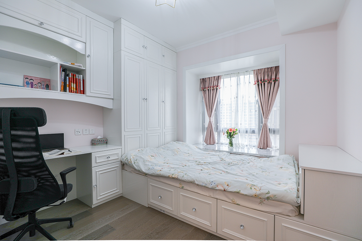 兒童房：由于建筑設(shè)計(jì)的原因，兒童房在這個(gè)空間顯得有些狹小，最終考慮到功能性和實(shí)用性，還是使用榻榻米的設(shè)計(jì)效果，日式與現(xiàn)代的結(jié)合，窗簾和墻面的呼應(yīng)，
