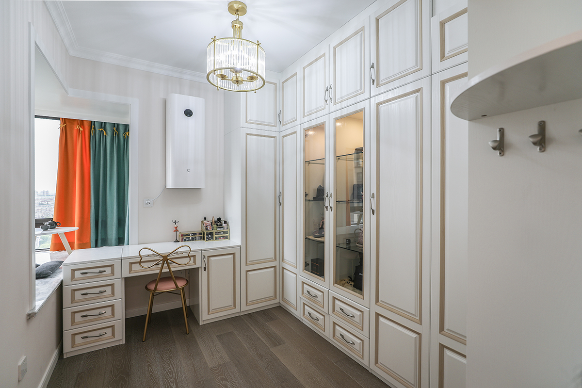 衣帽間：空間的儲(chǔ)物功能在設(shè)計(jì)者十分重要，特別是年輕的客戶，衣帽間是必備的空間，除了色彩和軟裝上與整體空間的呼應(yīng)，內(nèi)部空間的設(shè)計(jì)要求也十分講究，比如梳妝臺(tái)及包包展示柜。
