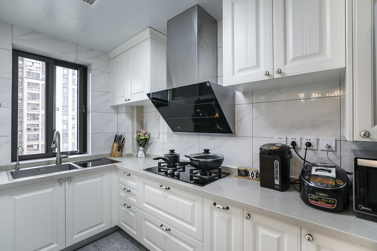  廚房：取其精髓，奢華貴氣，與端莊秀麗結(jié)合，打造奢華主義風(fēng)格，不限于任何裝修元素和色彩，經(jīng)過(guò)自行創(chuàng)新，讓空間氣氛更加多元化。
