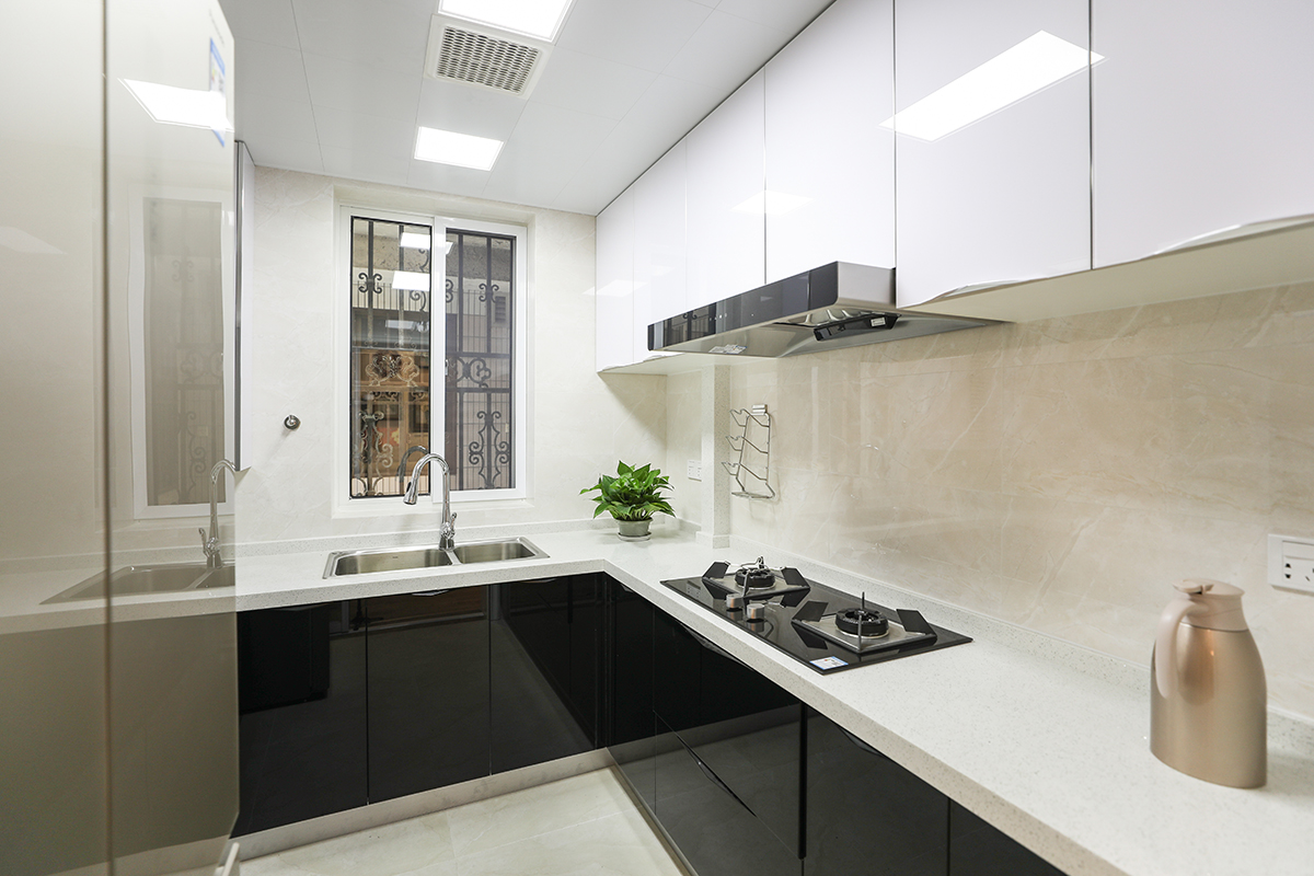 淡雅的色彩、柔和的光線、華貴的線腳、精致的餐椅加上安寧的氛圍、高雅的舉止等等共同構成了西式餐廳的特色。
